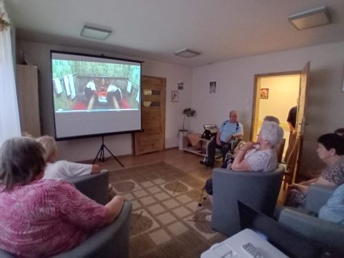 01_09_Mimo szarej pogody, Seniorzy zadbali o dobry nastrój! Wspólnie obejrzeli poruszający film pt. „Tajemnica cudów w Lourdes”, a później nie zabrakło śmiechu przy kabaretach.