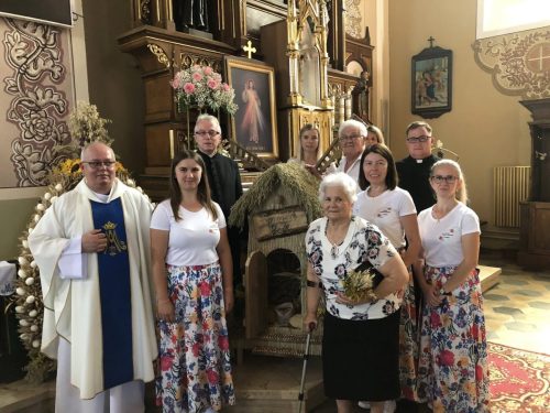 15_08_2025_15 sierpnia – Święto Matki Bożej Zielnej Seniorzy i Pracownicy naszego Centrum wspólnie stworzyli wieniec dożynkowy w kształcie młyna