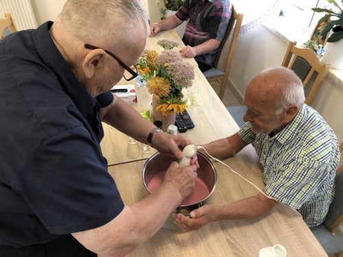 21_08_Terapia kulinarna – pachniało jabłkami, malinami i świeżymi bułeczkami! Panowie miksowali pyszne koktajle z malin, a Panie wypiekały