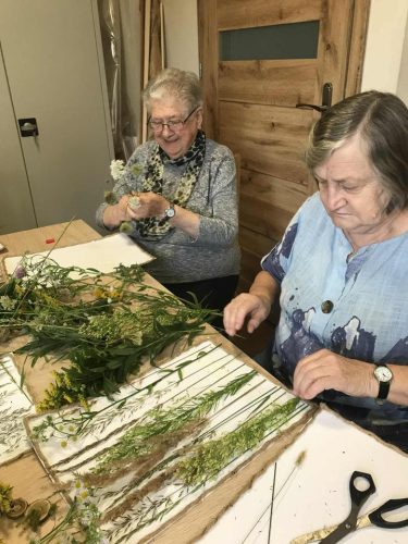 25_08_Panowie czyszczą kratkę przepływową⛏️, Panie tworzą Łąkę sierpniową 🪻☺️pozostali uczestnicy twórczo grają. ♟️I gdzie będzie lepiej niż w COM w Osobnicy