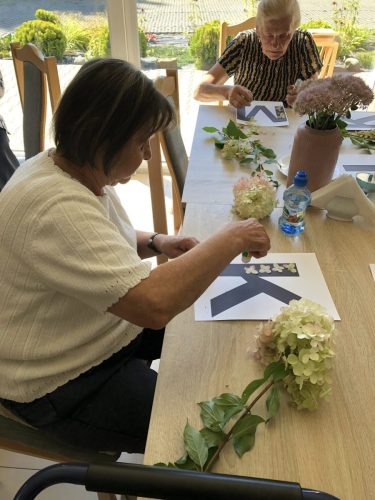 26_08_Rehabilitacja ma różne oblicza.🖐️Wyklejajac swoje imiona z kwiatków🌼, Seniorzy ćwiczyli mięśnie i stawy dłoni.🤲Wyrywając kapustę 🥬trzeba było poćwiczyć mięśnie rąk, kręgosłupa, szyji, to dopiero rehabilitacja