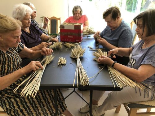 5_08_2025Poranek zaczęliśmy od rozgrzewki 💃🕺– trochę ruchu dla zdrowia, a potem wspólna praca nad dożynkowym wieńcem