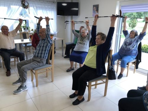 9_09_Kijki w dłoń i... w ruch! Seniorzy dziś nie próżnowali – było aktywnie, radośnie i bez nudy!
