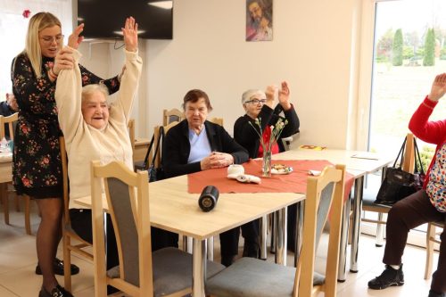 14 11 2024 W związku z Europejskim Dniem Seniora przedszkolaki ze SP nr 1 w Osobnicy odwiedziły naszych Uczestników, by złożyć im życzenia i zaśpiewać sto lat i jeszcze więcej...