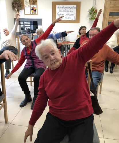 18 11 2024 Poniedziałkowe gimnastyki rozciągające ciało oraz ćwiczenia strun głosowych w DDO