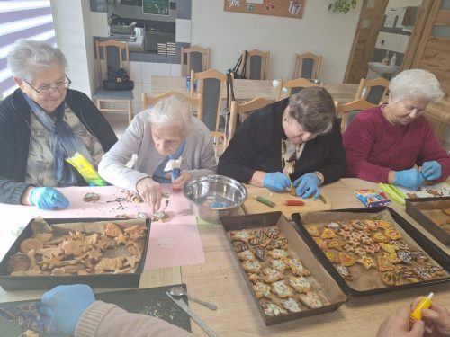 18 12 2024 Pierniczki upieczone, czas na ich dekorowanie