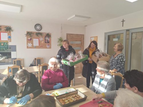 18 12 2024 W SP w Trzcinicy odbył się konkurs na najpiękniejsze pierniczki świąteczne. Nie wiemy kto zwyciężył, ale te którymi dzisiaj zostali obdarowani Seniorzy są najpiękniejsze i najsmaczniejsze.