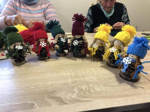 27 11 2024 Laleczki z szyszek w wykonaniu naszych Seniorek