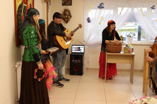 28 11 2024 W ramach zabawy Andrzejkowej do naszego Domu przybili uczniowie z ZS w Trzcinicy wraz z Panią pedagog Katarzyną Dedo oraz reprezentanci Jednostki Strzeleckiej 2091 im. Gen. Józefa Hallera