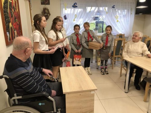 29 11 2024 Odwiedziny Szkoły Podstawowej z Zarzecza w związku z Dniem Seniora jak i słodkimi życzeniami świątecznymi