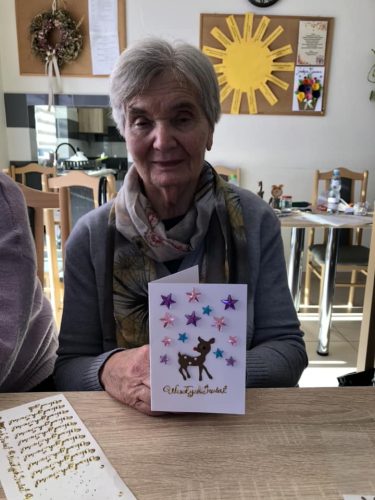 3 12 2024 Seniorzy wykonywali dziś własnoręczne karteczki, by podzielić się nimi z naszymi przyjaciółmi i znajomymi