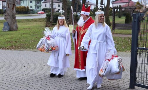 6 12 2024 DDO odwiedził wyjątkowy gość, święty Mikołaj przy asyście aniołów, by obdarować Seniorów