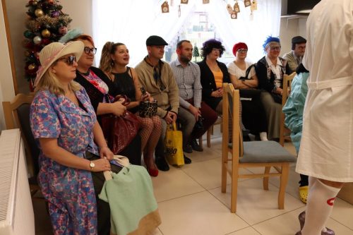 7 12 2024 Przed południem gry planszowe, a sobotnie popołudnie na wesoło bo kabaret KGW z Warzyc zaprezentował Seniorom przedstawienie pt. W Przychodni Zdrowia.