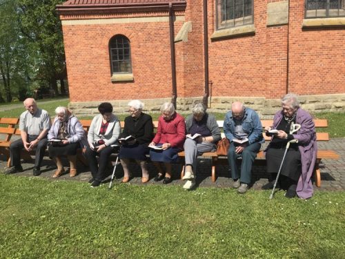 12 05 2023 Seniorzy wraz z ks prałatem Czesławem Szewczykiem śpiewali pieśni przy Grocie Matki Boskiej Lourdes oraz odmówili Litanię Loretańską