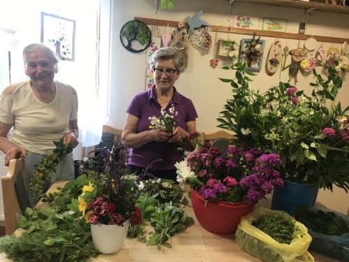 15 06 2023 Terapia zajęciowa - wicie wianków