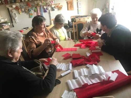 24 04 2023 Terapia zajęciowa - wykonywanie kwiatów oraz flag na Majowe Święta Narodowe