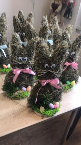 5 04 2023 Terapia zajęciowa- robienie królików jako świąteczne stroiki dla naszych seniorów