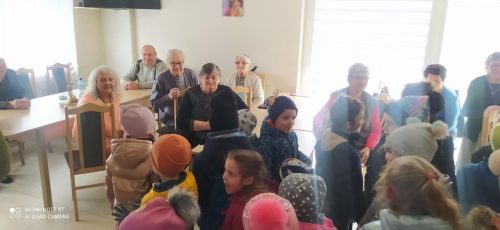 6 04 2023 Życzenia świąteczne przekazane przez przedszkolaków ze Szkoły Podstawowej nr 1 w Osobnicy dla seniorów