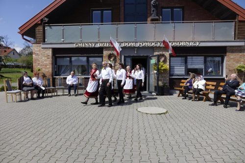 9 05 2023 Akademia z okazji - Święta Pracy, Dnia Flagi i Uchwalenia Konstytucji 3 Maja - program słowno- muzyczny i polonez w wykonaniu Seniorów